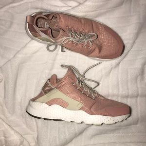 Nike Air Huraches pink size 9.5 OFFERS WELCOME